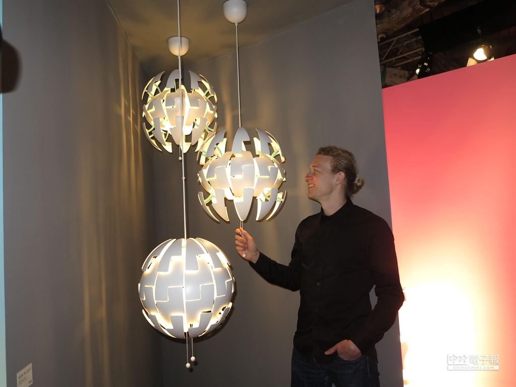 Лампа с шарами. Люстра ikea PS 2014. Светильник шар икеа подвесной. Ikea люстра шар. Люстра икеа шар трансформер.