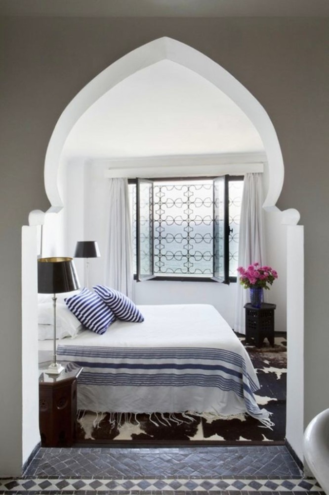 Спальня в цветах: фиолетовый, черный, серый, светло-серый, белый. Спальня в стилях: ближневосточные стили, эклектика.