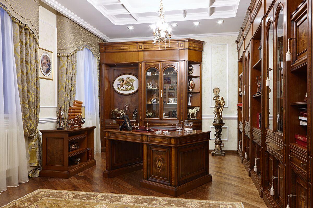Кабинет также решён в итальянском стиле, для которого характерна массивная мебель тёмного дерева.