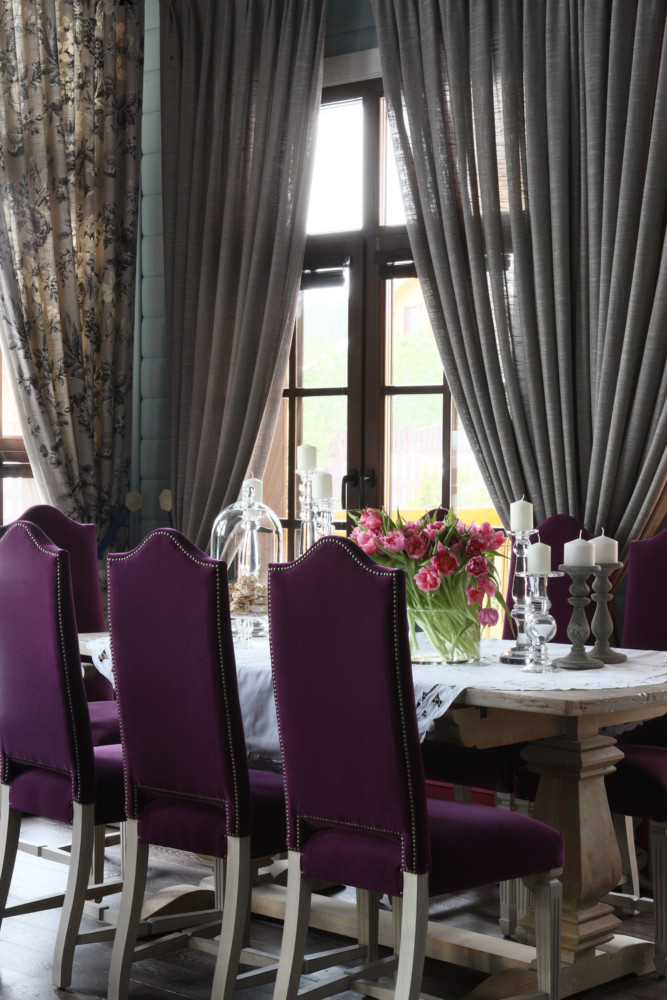 Обитые лиловым бархатом Etro  стулья за обеденным дубовым столом -все про элегантность