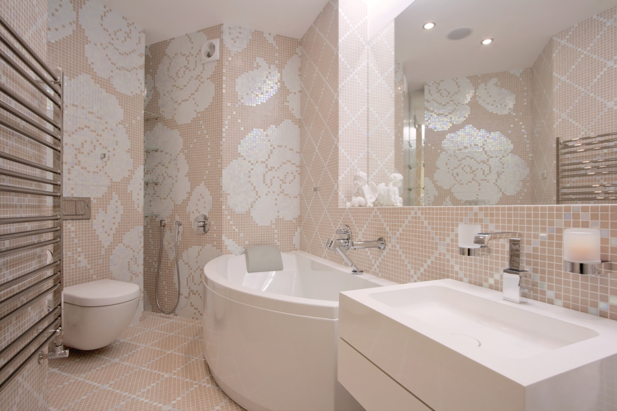 Ванная комната дочери. Розы и розовый, мозаичные панно и минималистичная современная сантехника.