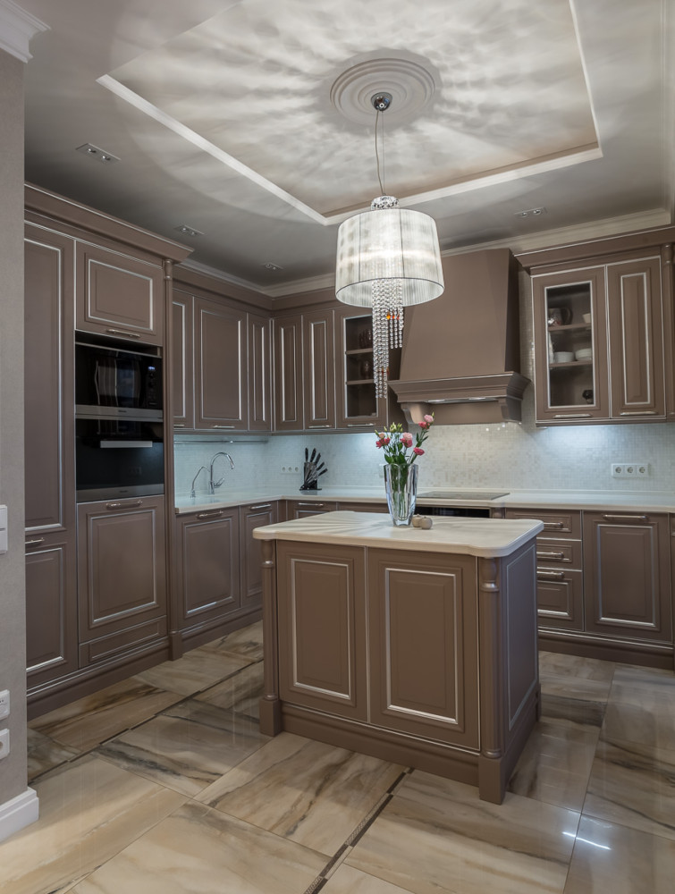Кухонный гарнитур нисколько не уступает по красоте мебели гостиной. Необычный цвет привлекает внимание. Изначально планировалось белая или тёмно-серая кухня, но в процессе разработки проекта остановились на приглушённом серо-розовом.