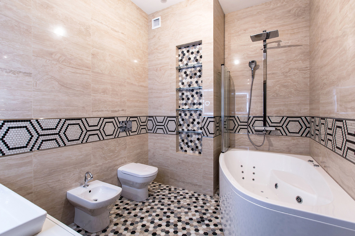 Просторная и функциональная ванная из мрамора и мозаики.