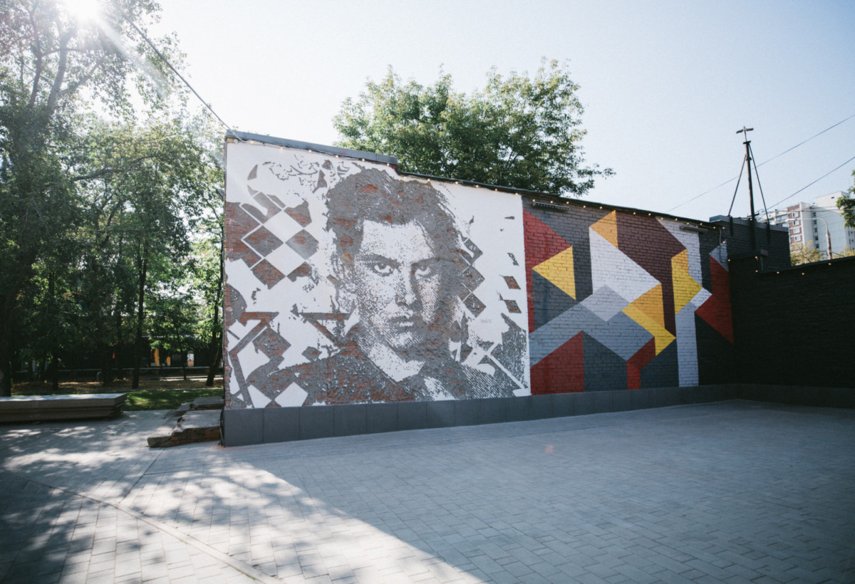 Уличный художник создал в Москве портрет Маяковского