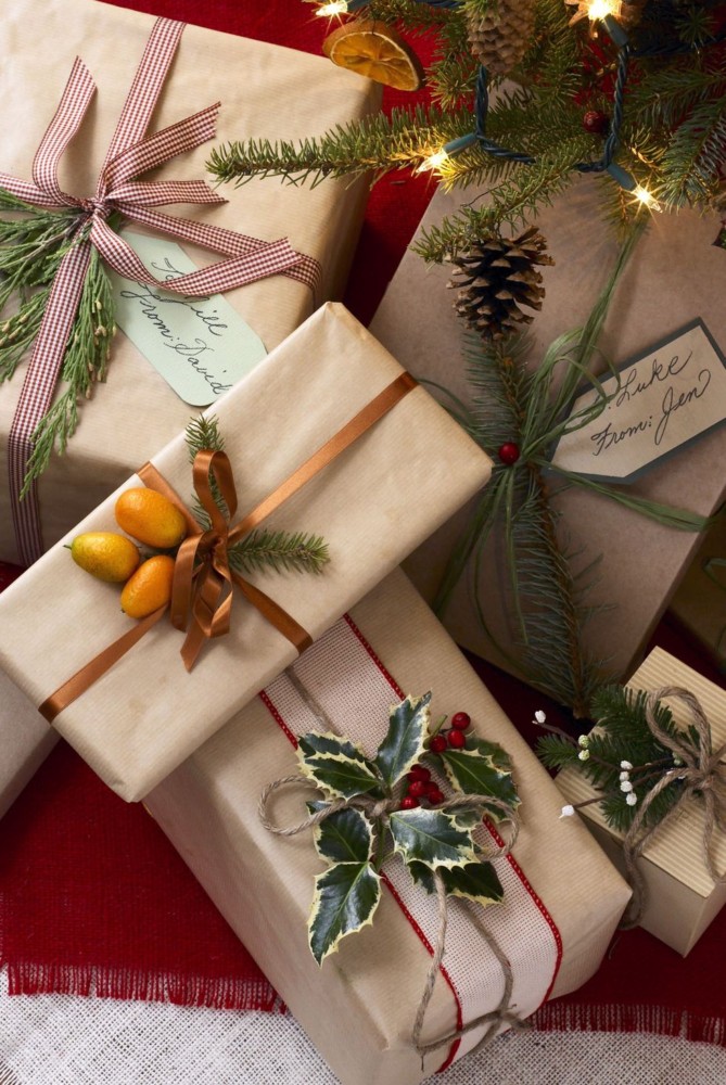 Бутафорские подарки и старые санки: как украсить участок к Новому году