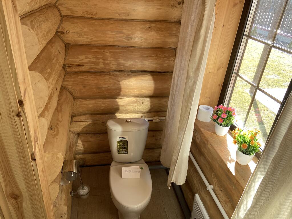 Интерьер ванной комнаты в деревянном доме из бревна (72 фото)