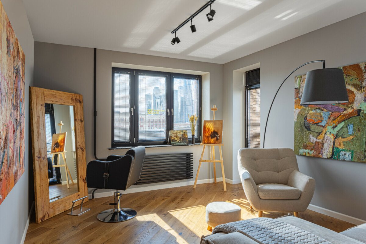 Серый минимализм с яркими акцентами в квартире стилиста